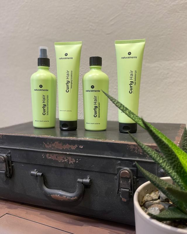 NATURALMENTE MOISTURIZING SHAMPOO - Curly Hair - 